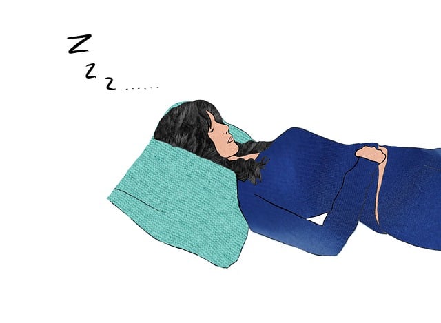 Een liggende vrouw in blauwe kleding met haar hoofd op een lichtblauw kussen. Boven haar hoofd drie keer de letter z om aan te geven dat ze slaapt.